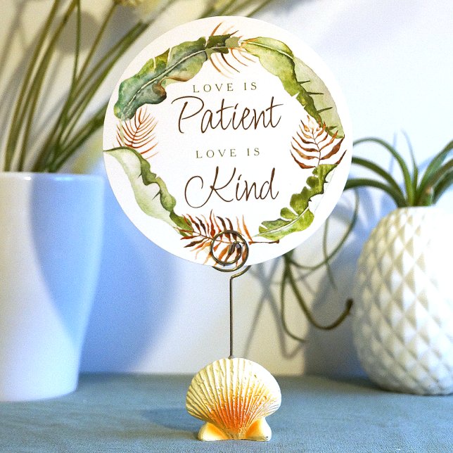 Invitación El amor por las hojas verdes tropicales es Rótulo  (love is patient love is kind wedding table top sign round green rustic banana leaves tropical wreath)