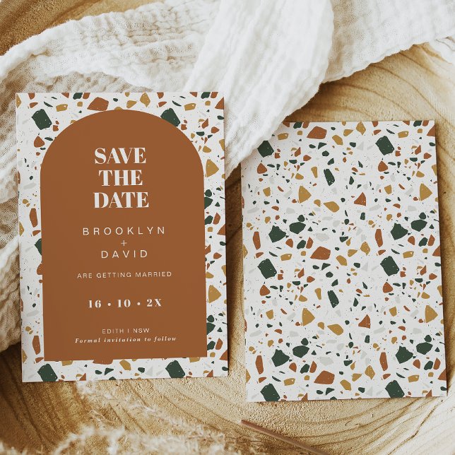 Invitación El Arco De Terracota Moderno Terrazzo Guarda La Ta (Terrazzo wedding save the date card featuring a terracotta arch frame and terracotta flecks.)