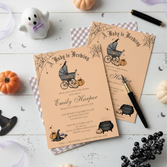Invitación El bebé está elaborando un Baby Shower neutral de  (Cute Gothic Baby Shower Invitation for Fall. Spooky Vintage Baby Carriage, Raven, Pumpkin, Witch Hat)