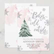 El bebé está frío fuera de la ducha Chica de árbol