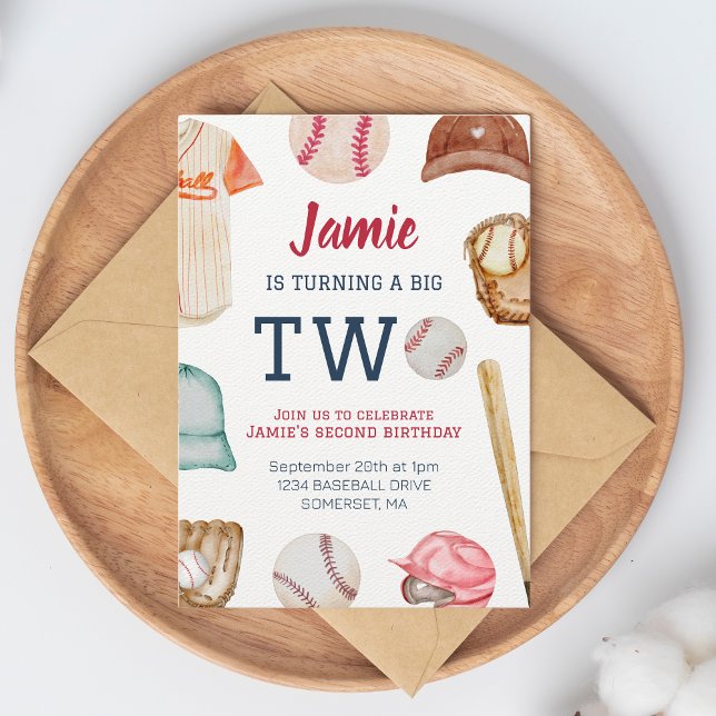 Invitación El béisbol vuelve a ser dos niños segundo cumpleañ (Turning two Invitation on wooden plate and envelope.)