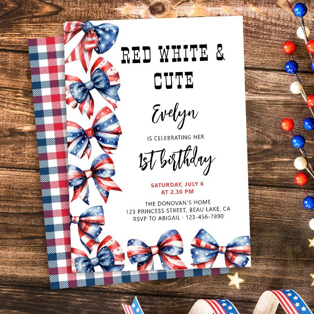 Invitación El blanco rojo y la tacita doblan a cualquier niño (Fourth of July themed kids birthday invitation with red white and blue hair bows)