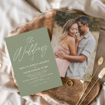 Invitación El Boda de la tipografía moderna verde sabio<br><div class="desc">El Boda de Sage Green Boda Fall,  Autumn,  Spring o Summer Boda Photo or Picture Invitation - incluye una tipografía de escritura hermosa y elegante con un moderno color simple y clásico para la celebración especial del Día de la Boda.</div>