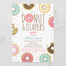 El buñuelo y los pañales asperjan la ducha del