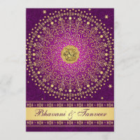 El casarse púrpura hindú de las volutas del oro de