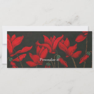 Invitación El ciclamen rojo florece sobre fondo negro oscuro