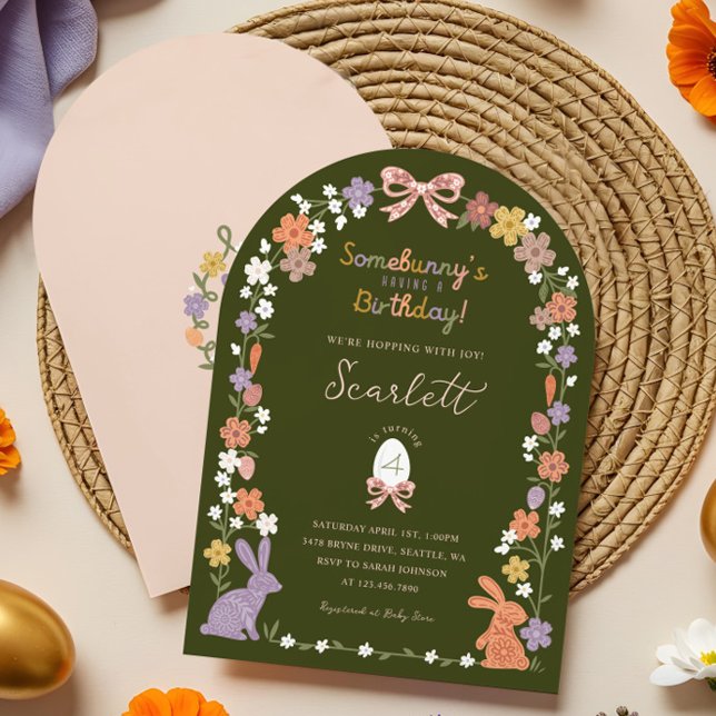 Invitación El conejo floral de Pascua Somebunny tiene un cump (Floral Easter Bunny Somebunny’s Having a Birthday Invitation)