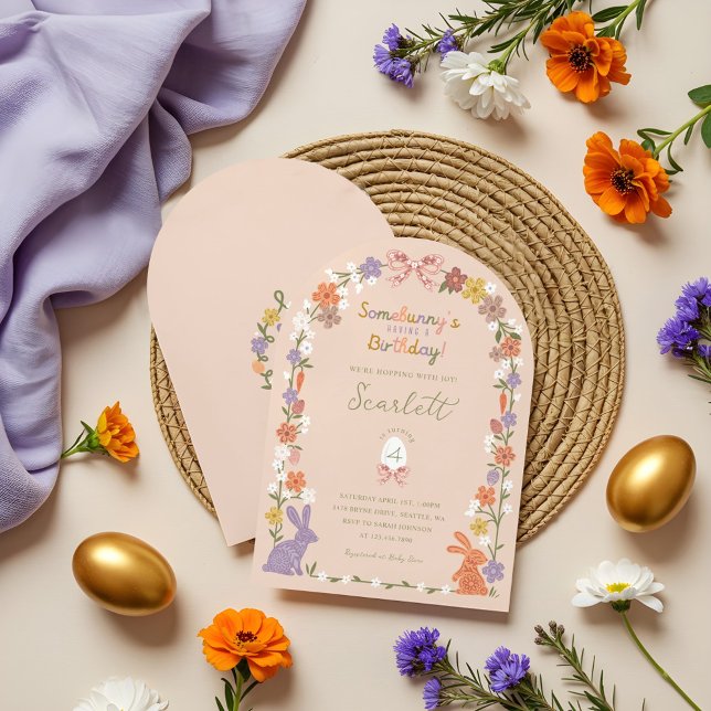 Invitación El conejo floral de Pascua Somebunny tiene un cump (Floral Easter Bunny Somebunny’s Having a Birthday Invitation)