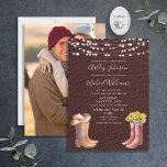Invitación El cuero rústico bota a Boda fotográfico de país G<br><div class="desc">Invite a sus huéspedes a su boda rústico con estilo, con esta invitación a la boda de moda en piel falsa, con luces de cuerda, letras a mano y botas de vaquero acuarelas, gorras y girasoles. Tu foto favorita de compromiso se muestra en la parte posterior. Muchas gracias por apoyar...</div>