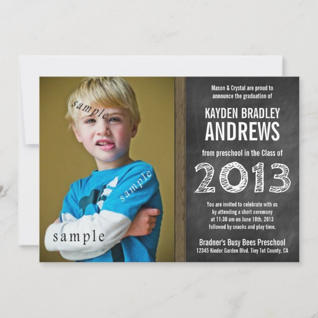 Invitación El graduado preescolar de la pizarra ve la (Anverso)