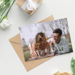 Invitación El guión de la foto moderna de H ahorra la fecha<br><div class="desc">Haga que sus huéspedes estén de humor para su boda con su moderno y moda El guión H Modern Photo & Calligraphy ahorra la invitación de la fecha. horizontal / horizontal en orientación.</div>
