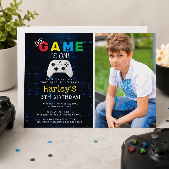 Invitación ¡El Juego Está Encendido! Cumpleaños de Juego de V (The Game Is On! Custom Photo Video Game Birthday Invitation)