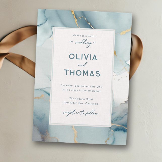 Invitación El marco moderno azul y turbio elegante de la play (dusty blue beach wedding invitation gold waves modern frame elegant bohemian romantic calligraphy )