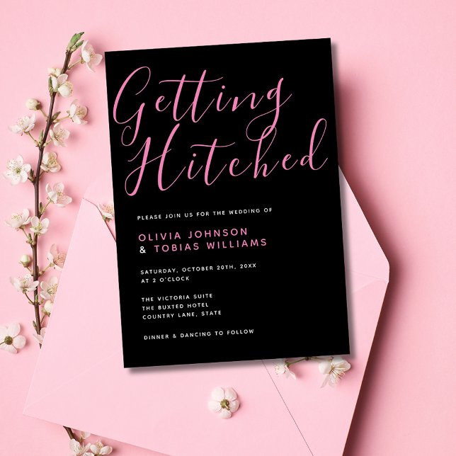 Invitación El negro y el rosado modernos se están volviendo c (Stylish black and pink script typography wedding invitation for the modern couple for minimal look.)