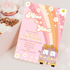 Invitación El nueve arco iris retro es un Groovy de Vibe