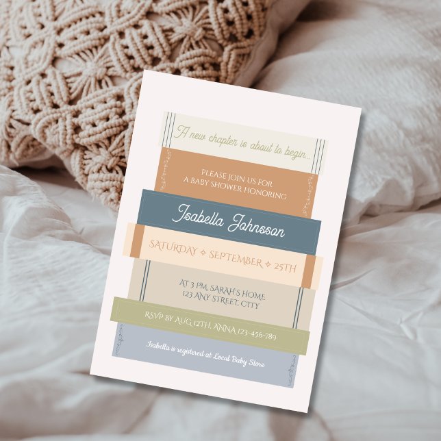 Invitación El nuevo capítulo del libro de cuentos tiene mucho (New Chapter Storybook Stack Book Lover Baby Shower Invitation)