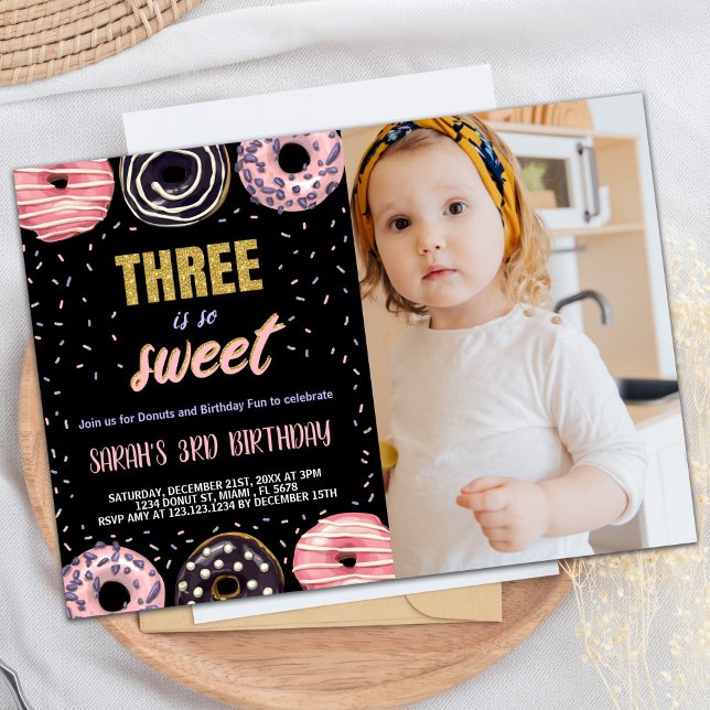 Invitación El Tres Negro es una dulce foto de Donut Cumpleaño (Black Three is Sweet Photo Donut Birthday Invitation)