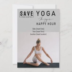 Invitación El yoga es mi hora feliz. Mujer posando yoga