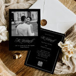 Invitación Elegancia italiana negra | Código QR y Boda fotogr<br><div class="desc">Esta elegante y oscura invitación a una boda negra presenta un estilo clásico del viejo mundo con caligrafía romántica blanca y tu propia foto personal. La parte posterior de la tarjeta contiene todos los detalles de su boda, rodeados por un moderno marco blanco delicado y un escaneado código QR para...</div>