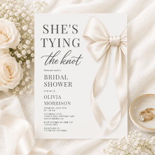 Invitación Elegant Bow Ella Está Atando El Nudo Despedida de