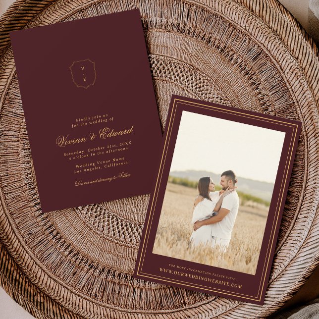 Invitación Elegant Crest Monogram Burgundy and Gold Wedding (Subido por el creador)
