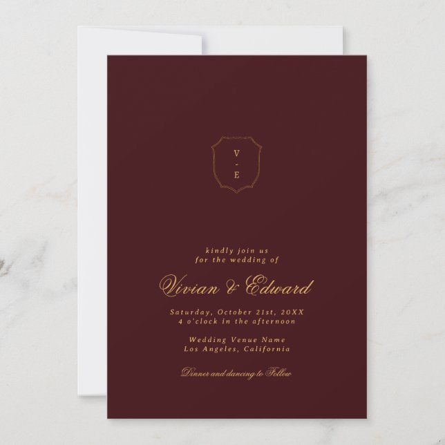 Invitación Elegant Crest Monogram Burgundy and Gold Wedding (Anverso)