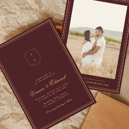 Invitación Elegant Crest Monogram Burgundy & Gold Wedding
