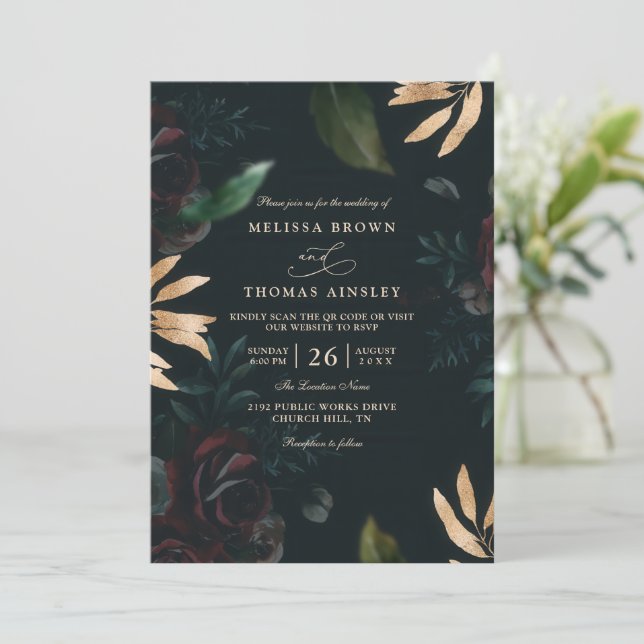 Invitación Elegant Dark Velvet Burgundy Rose QR Code Wedding (Anverso de pie)
