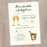 Invitación Elegant Gold Doble Celebración Cumpleaños Conjunto<br><div class="desc">"Elegante clásico, y lleno de significado — este cartel de bienvenida de cumpleaños conjunto está diseñado para ayudarle a celebrar a un fiesta festivo. El fondo blanco pastel y las elegantes gafas de champán tostadas y el cubo de hielo con una botella aportan un toque cálido, mientras que la frase...</div>