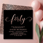 Invitación Elegante 40 Rosas de oro Script negro 40 cumpleaño<br><div class="desc">Elegante Moda Negro y Rosa Dorado 40º Invitación de cumpleaños. Esta plantilla moderna para invitaciones a fiestas de cumpleaños para mujeres presenta un elegante texto de "cuarenta" en un enorme guión falso de caligrafía (o tipografía) en rosa de oro, escrito a mano rápidamente con letra de cruz, detalles fiestas en...</div>