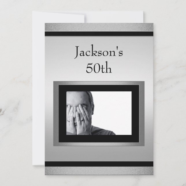 Invitación Elegante 50° cumpleaños masculino foto negra de pl (Anverso)