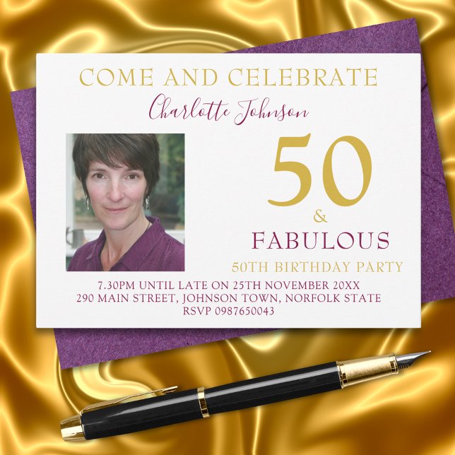 Invitación Elegante 50 y fabulosa fiesta de cumpleaños Photo  (50 and fabulous stylish purple and gold photo template 50th birthday party invitation)