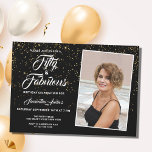 Invitación Elegante 50 y fabulosa foto Purpurina de oro negro<br><div class="desc">Invite a la familia y amigos a una fiesta de cumpleaños número 50 con esta elegante y elegante invitación. Cuenta con un purpurina dorado sobre un fondo negro y una tipografía blanca elegante,  que se puede sustituir fácilmente por uno de sus propios detalles y personalizar.</div>