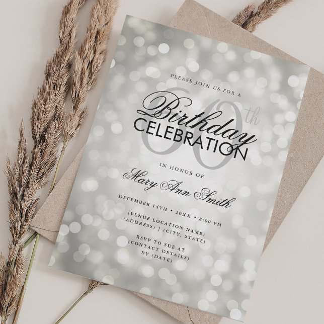 Invitación Elegante 60° cumpleaños Glam Silver Shimmer Luces (Elegant 60th Birthday Glam Silver Shimmer Lights Invitation)