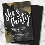 Invitación Elegante acuarela Black Gold Birday<br><div class="desc">Elegante Treinta Acuarelas Negras Y Oro 30 Años Invitación. ¡Puedes cambiarlo a cualquier año de cumpleaños! ¡30, 40, 50 o incluso para otros eventos! Celebremos que tiene treinta años con esta elegante pero chica negra y dorada invitación de la fiesta de treinta años. Con un fondo negro y una acuarela...</div>