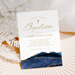 Invitación Elegante ágata azul de la marina con cruz de oro |<br><div class="desc">Estas elegantes y hermosas invitaciones de bautismo para un niño presentan una apariencia geodésica de ágate azul marino,  con falsos acentos de oro y cruz,  y caligrafía a juego.</div>