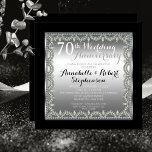 Invitación Elegante Aniversario de Plata 70 y Diamantes<br><div class="desc">La elegancia ostentosa enmarca este diseño de invitación al aniversario de un boda en un diseño único de diamante de vieiras con diamantes de cascarilla central con chispas falsas añadidas. El texto también está degradado para su efecto. Diseño original de Holiday Hearts Designs (todos los derechos reservados). Si necesita asistencia...</div>