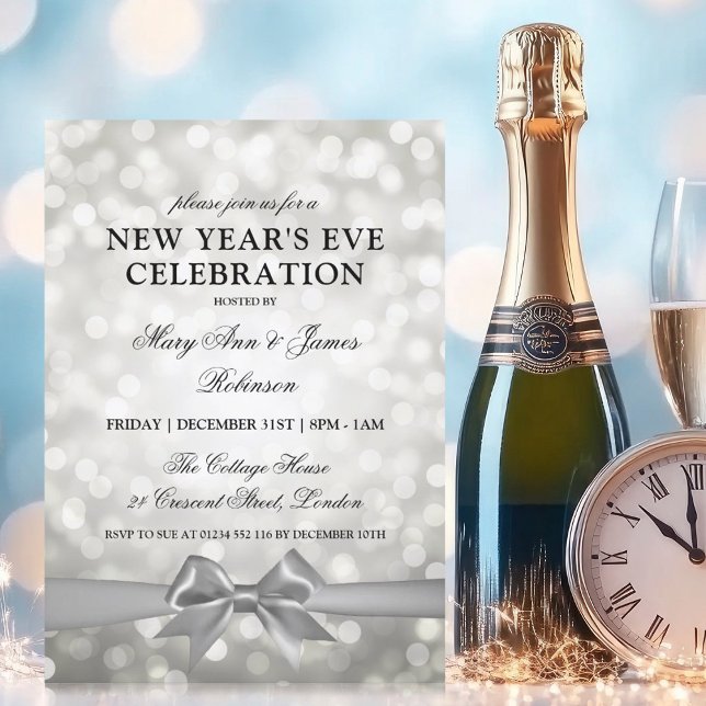 Invitación Elegante Año Nuevo Eve Silver Bokeh Luces Abajo (Elegant New Years Eve Silver Bokeh Lights Bow Invitation)