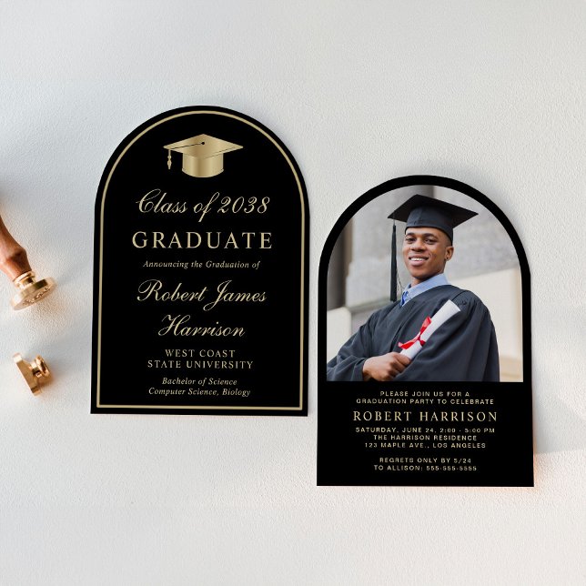 Invitación Elegante Arch Photo Black Gold Graduation Party (An elegant arch-shaped college graduation party invitation to celebrate the graduate's achievements)
