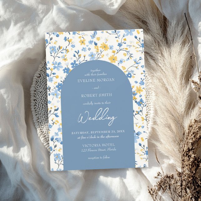 Invitación Elegante arco de casas de campo azul y amarillo de (Elegant Boho blue and yellow cottage flowers arch Invitation)