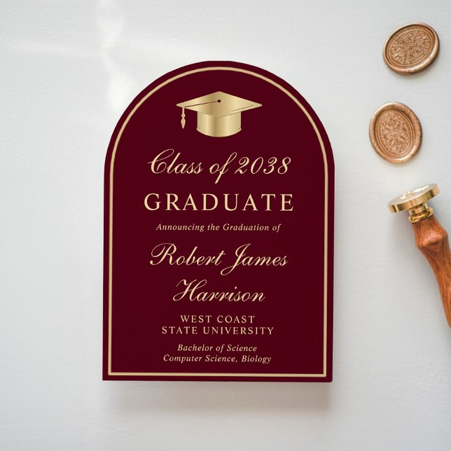 Invitación Elegante Arco Foto Burgundy Gold Graduation Party (Share the pride and excitement of your graduate's achievement with friends and family near and far)