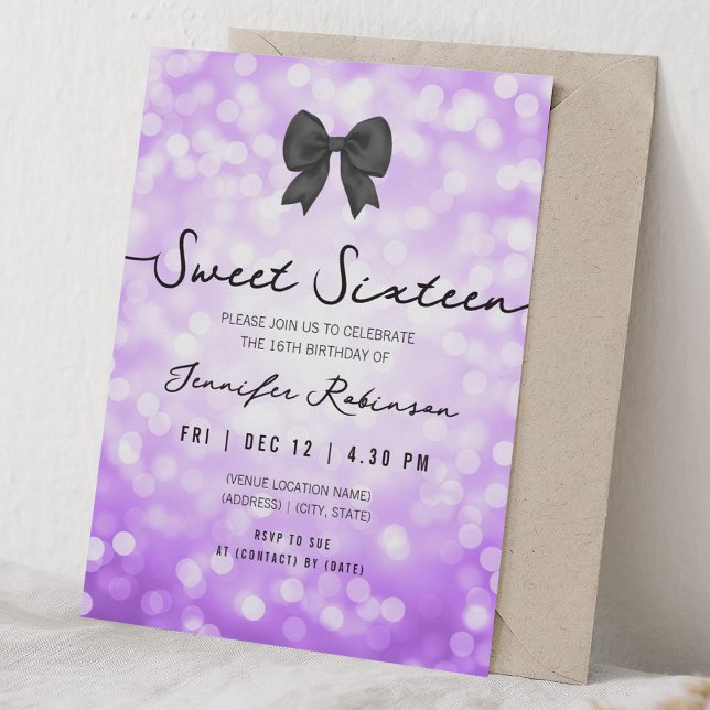 Invitación Elegante Arco & Luces Cumpleaños 16 Morado  (Elegant Bow & Lights Sweet Sixteen Purple Invitation)
