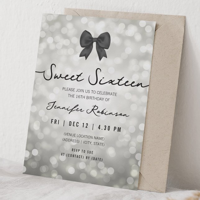 Invitación Elegante Arco & Luces Dulces Dieciséis Plata (Elegant Bow & Lights Sweet Sixteen Silver Invitation)