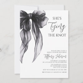 Invitación Elegante Arco Negro Ella Está Atando el Nudo Despe
