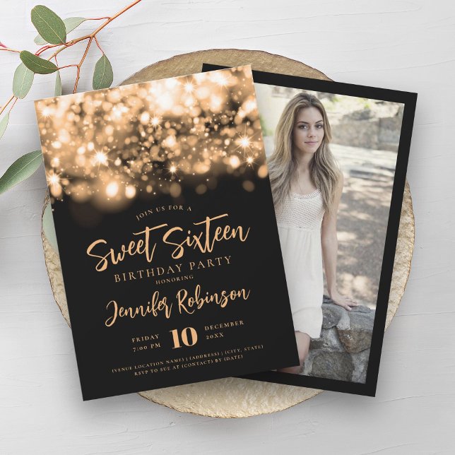 Invitación Elegante auricular con luces de aguja de oro Photo (Elegant Gold Sparkle Lights Photo Sweet 16 Invitation)