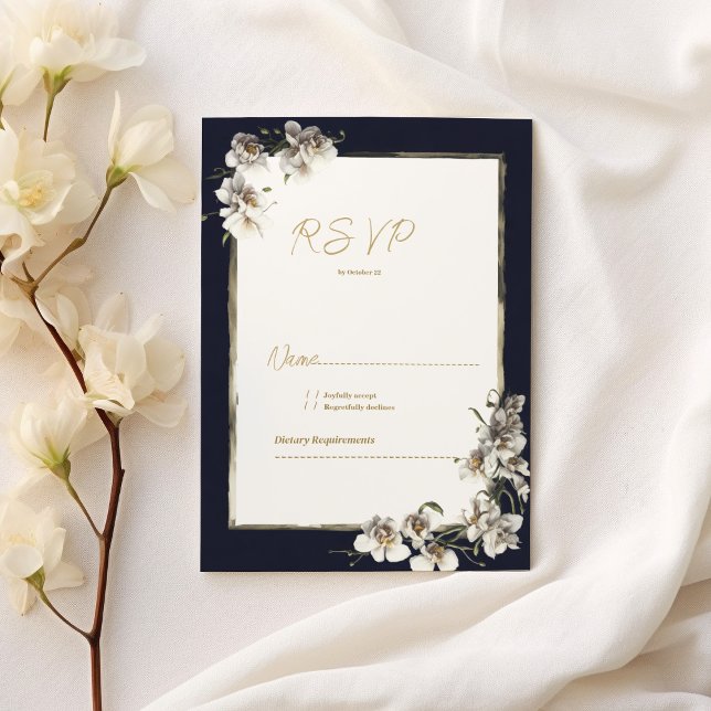 Invitación Elegante azul marino dorado orquídea blanca floral (Elegant navy blue gold white orchid floral RSVP)