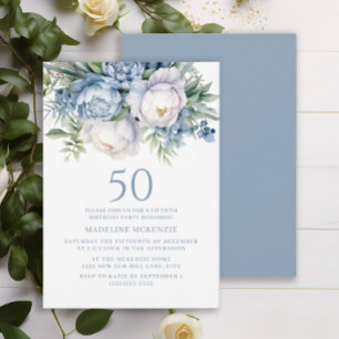 Invitación Elegante azul polvoriento y floral blanco Cumpleañ