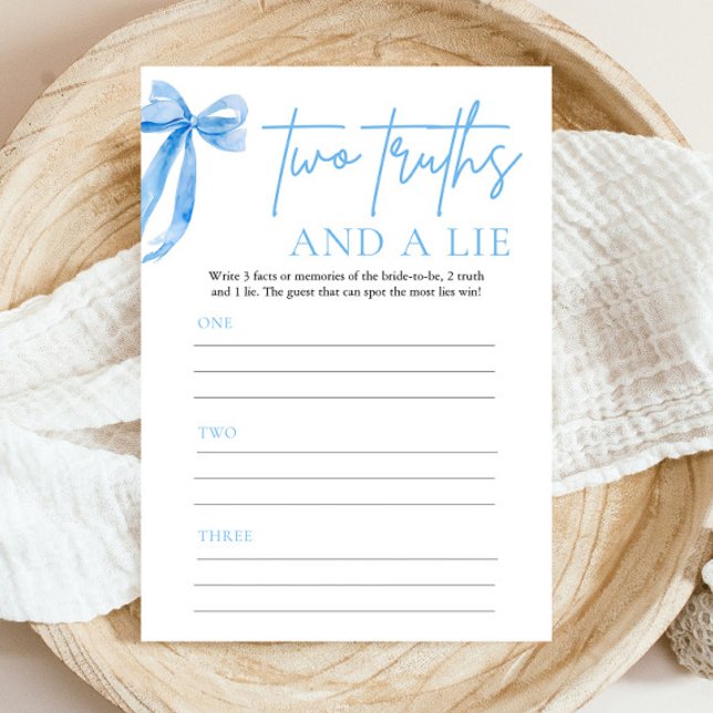 Invitación Elegante azul turbio, dos verdades y un juego de m (Elegant Dusty Blue Bow Two Truths and a Lie Game Invitation)
