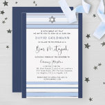 Invitación Elegante bar con paraguas en rayas azules y blanca<br><div class="desc">Invitar a amigos y familiares con esta elegante invitación Bar Mitzvah con diseño de talle rayado azul y blanco. Invite con rayas en tonos azul claro, blanco plateado y azul marino. ¡Posibilidad de añadir tu ceremonia y recepción, almuerzo, cena o detalles fiestas! Mapa celeste acuarela con constelaciones en el borde...</div>
