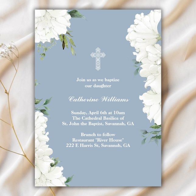 Invitación Elegante Bautismo Azul Floral Blanco Polvoriento (Elegant White Floral Dusty Blue Baptism Invitation)